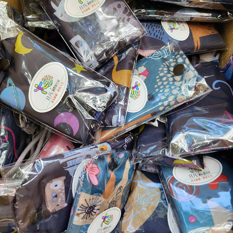 <p>在旅遊過程中，贈送貼心實用環保袋給客人。</p>
